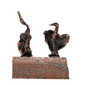 To bronzefigurer på et podie af poleret sten