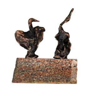 To bronzefigurer på et podie af poleret sten