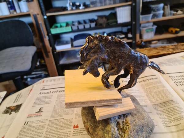 Limen skal tørre på bronzeskulpturen