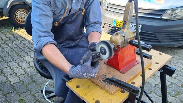 Polering af bronzeskulptur