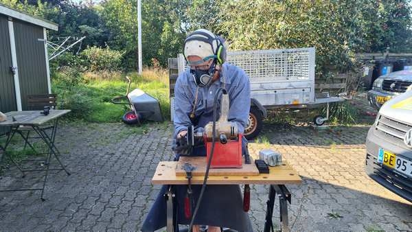 Polering af bronzeskulptur