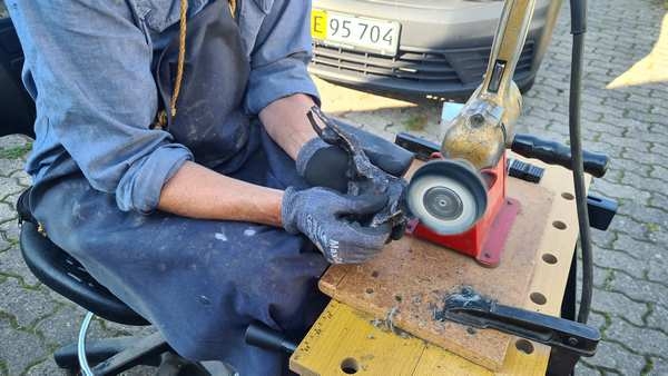 Polering af bronzeskulptur