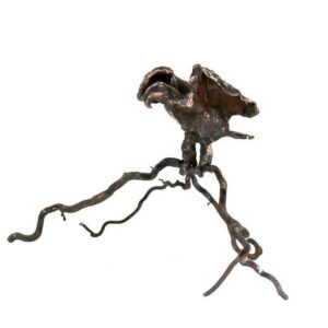 Cire perdue støbt ørn der sidder på en bronzestøbt troldhasselgren