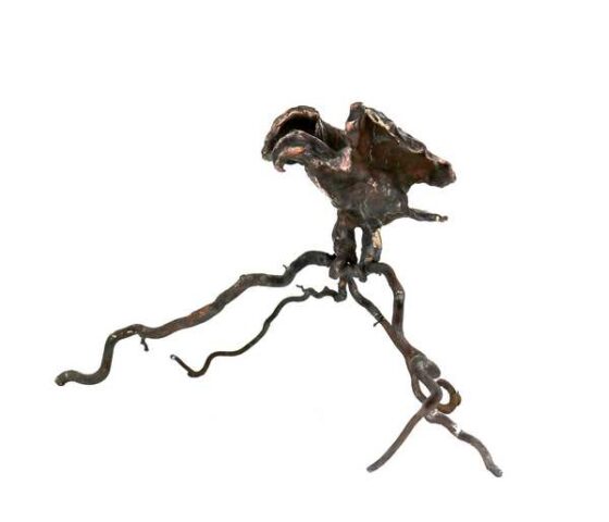 Ørnen lander på trodhassel Cire perdue støbt ørn der sidder på en bronzestøbt troldhasselgren