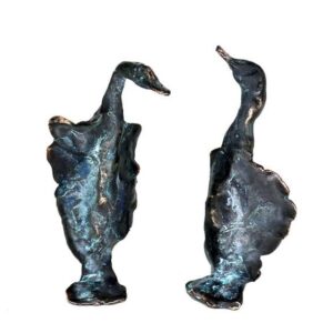 To vingede væsner støbt i bronze i samtale
