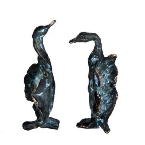 To vingede væsner støbt i bronze i samtale