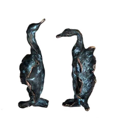 Samtale To vingede væsner støbt i bronze i samtale