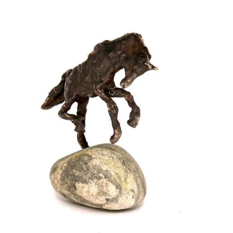 Stor hest Stor bronzehest monteret på natursten