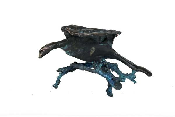 blå fugl på gren Blåpatineret bronzefugl på gren - unika