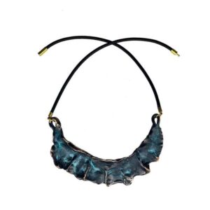 Blåpatineret halssmykke i bronze