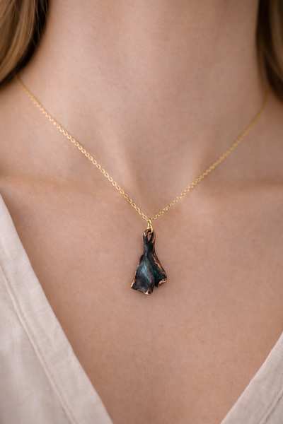 Lille bronzesmykke unika. Kan både bruges som halssmykke og ørering