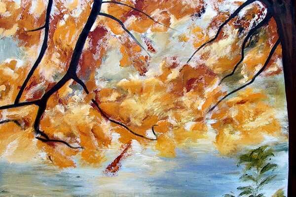 oliemaleri på lærred i varme farver af et træ i efterårsfarver foran en sø. Oliemalerier som naturens glødende efterårsfarver