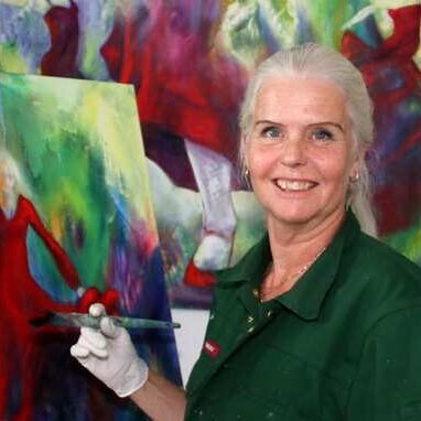 Kunstner Helle Borg Hansen foran malerier