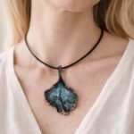 Unikt blåpatineret bronzehalssmykke