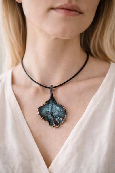 Unikt blåpatineret bronzehalssmykke