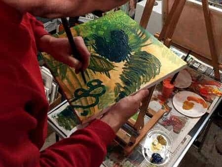 Maleundervisning - maleelev koncentrerer sig p&aring; malekursus