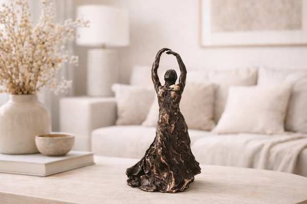 Bronzeskulptur af flamencodanser på sofabord i et lyst interiør