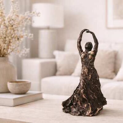 Bronzeskulptur af flamencodanser p&aring; sofabord i et lyst interi&oslash;r