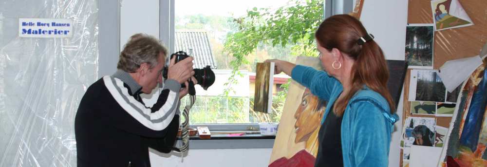 Pressen p&aring; bes&oslash;g i atelier HBH-Art